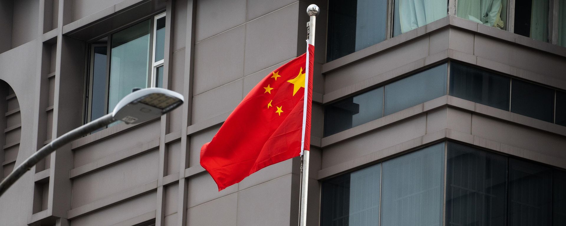 The Chinese flag waves outside of the Chinese consulate in Houston after the US State Department ordered China to close the consulate in Houston, Texas, the United States The Chinese flag waves outside of the Chinese consulate in Houston after the US State Department ordered China to close the consulate in Houston, Texas, the United States - Sputnik International, 1920, 19.08.2024