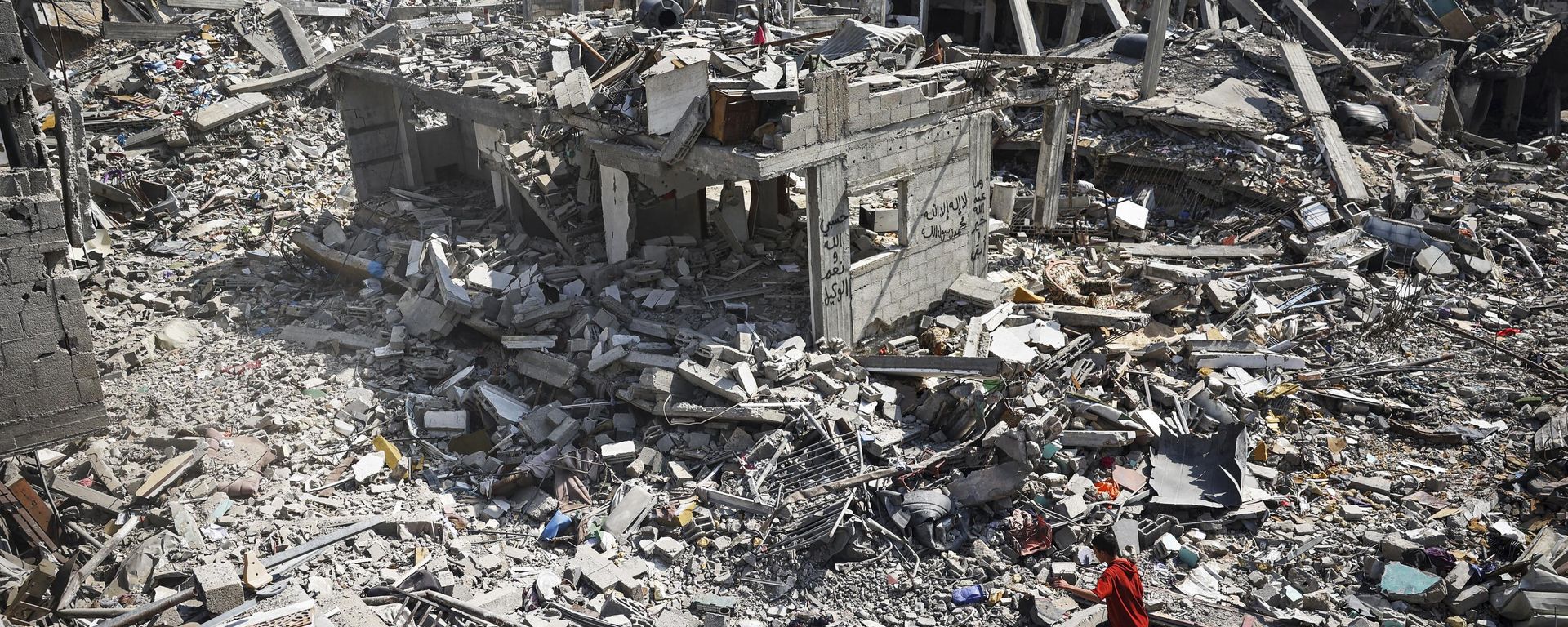 A youth walks over the rubble of buildings destroyed during Israeli bombardment in Khan Yunis, on the southern Gaza Strip on April 16, 2024. - Sputnik International, 1920, 17.04.2024