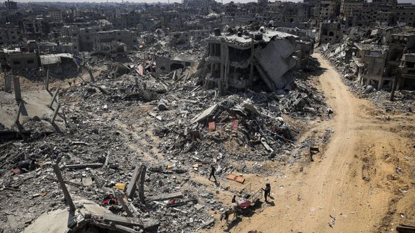 People look for salvageable items amid the rubble of buildings destroyed during Israeli bombardment in Khan Yunis, on the southern Gaza Strip on April 16, 2024. - Sputnik International