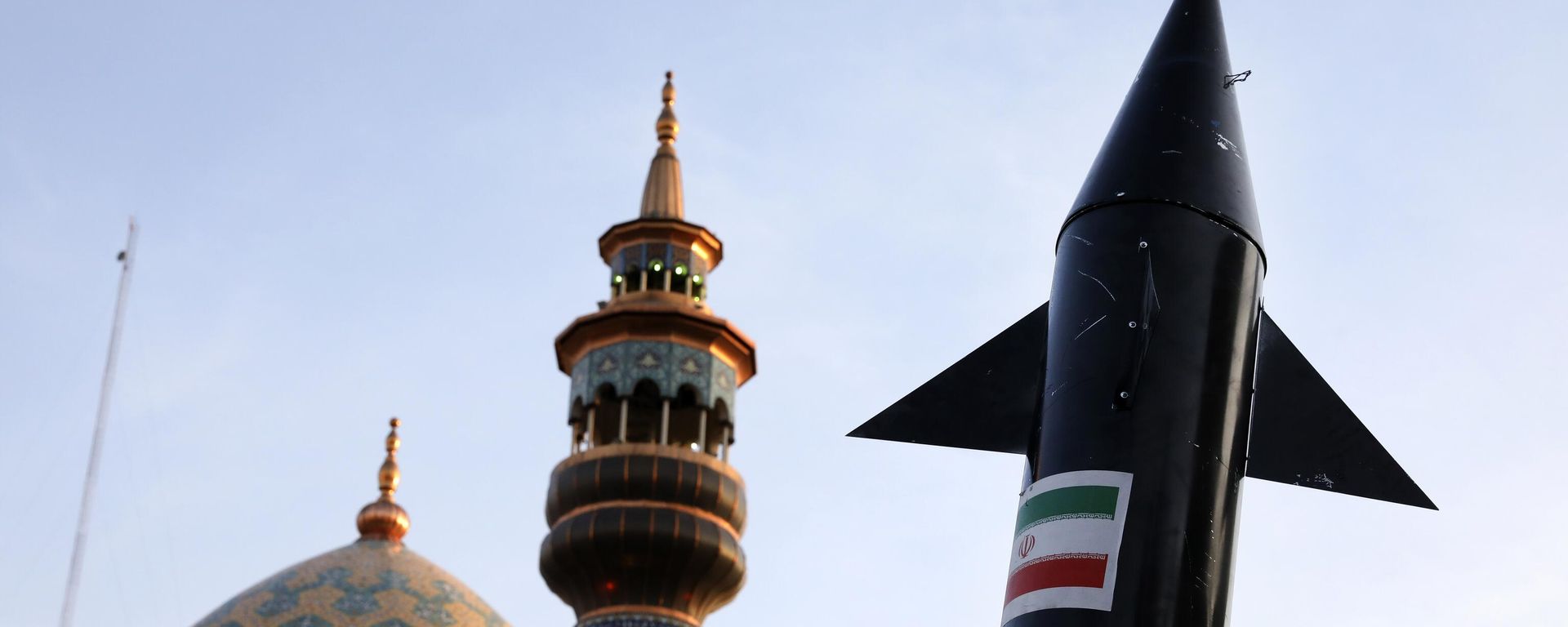 A model of a missile is carried by Iranian demonstrators as a minaret and dome of a mosque is seen at background during an anti-Israeli gathering at the Felestin (Palestine) Sq. in Tehran, Iran - Sputnik International, 1920, 17.06.2025