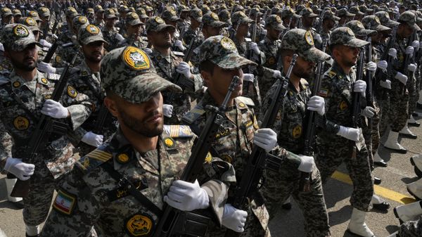 Iranian army members march during Army Day parade at a military base - Sputnik International