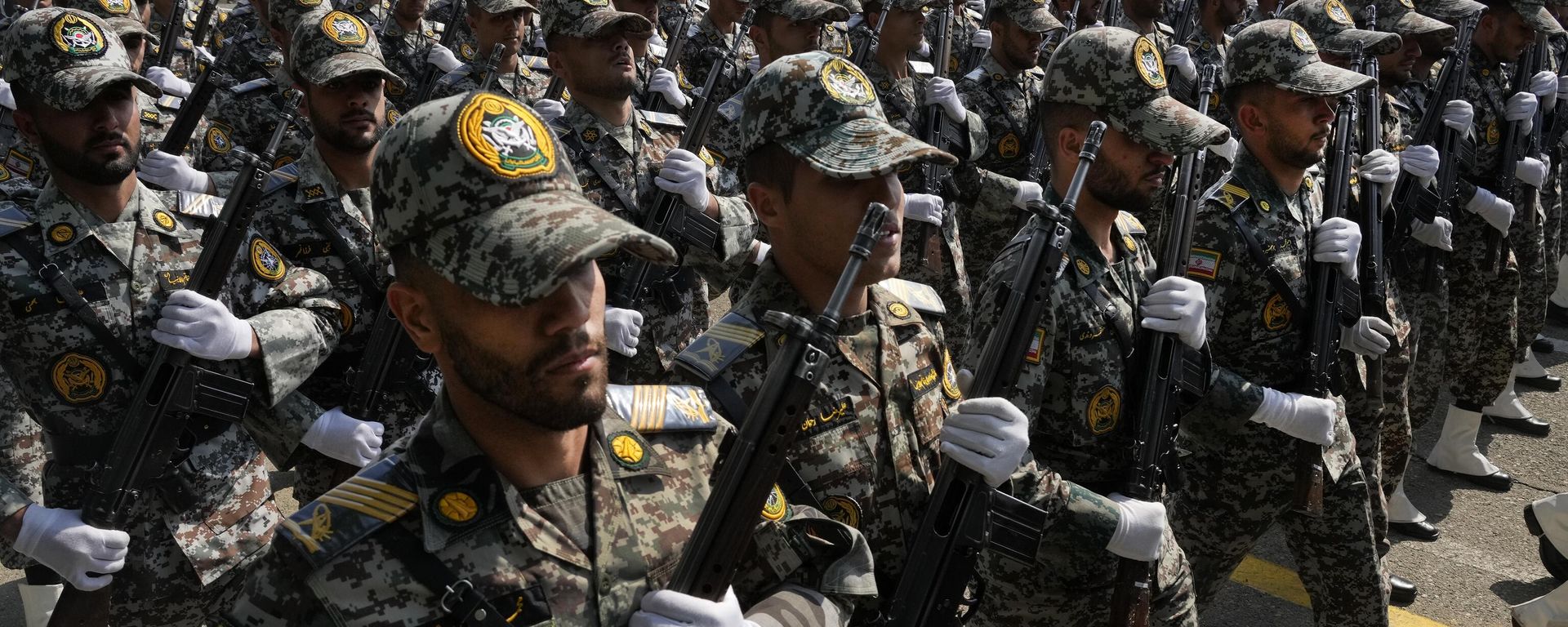 Iranian army members march during Army Day parade at a military base - Sputnik International, 1920, 16.03.2026