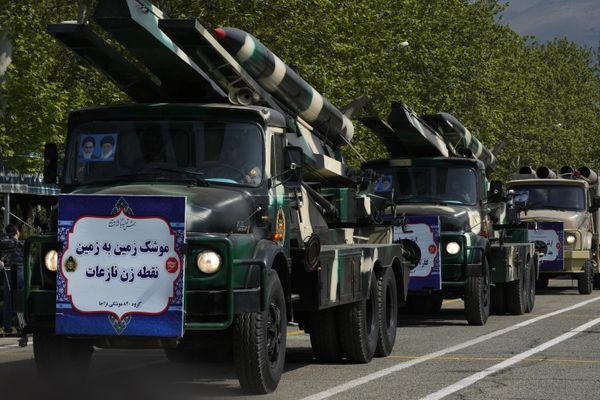 Army trucks carrying missiles before the members of the ceremony. - Sputnik International