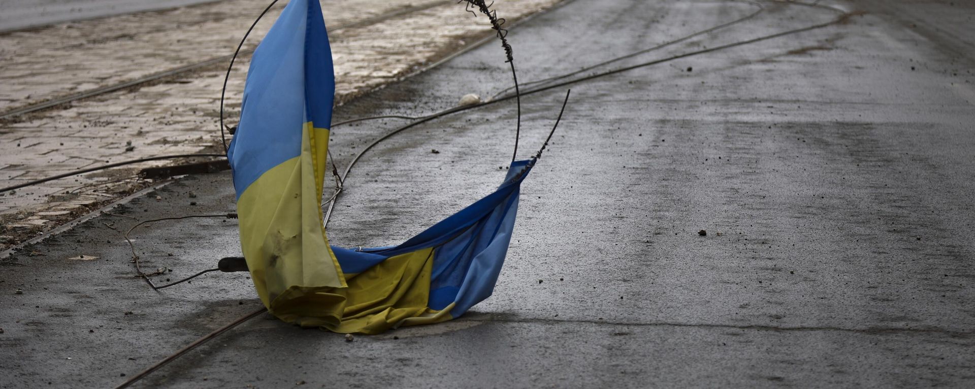 A Ukrainian national flag on a wire on the ground in the Russian city of Mariupol, April 18, 2022 - Sputnik International, 1920, 17.04.2024