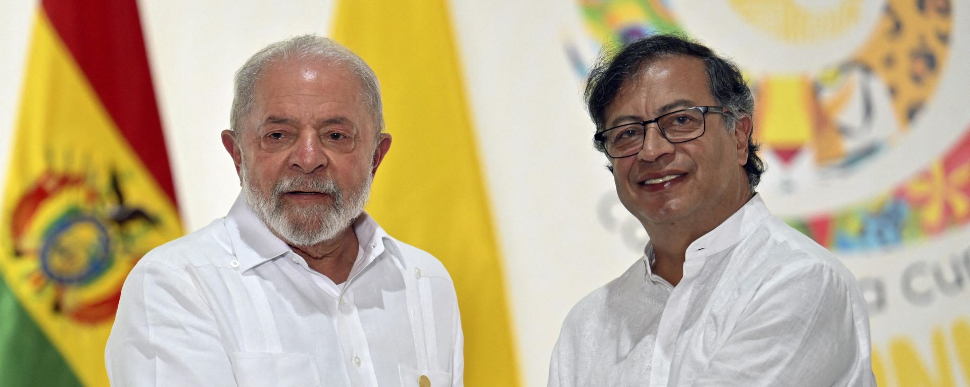 Brazilian President Luiz Inacio Lula da Silva (L) and Colombian President Gustavo Petro shake hands during a meeting for talks on the protection of the Amazon Forest, in Leticia, Colombia, on the border with Brazil, on July 8, 2023 - Sputnik International, 1920, 18.04.2024