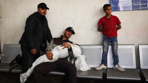 A Palestinian man holds the shrouded body of his child killed in Israeli bombing in Rafah in the southern Gaza Strip on April 20, 2024, amid the ongoing conflict between Israel and the Hamas movement. (Photo by AFP) - Sputnik International