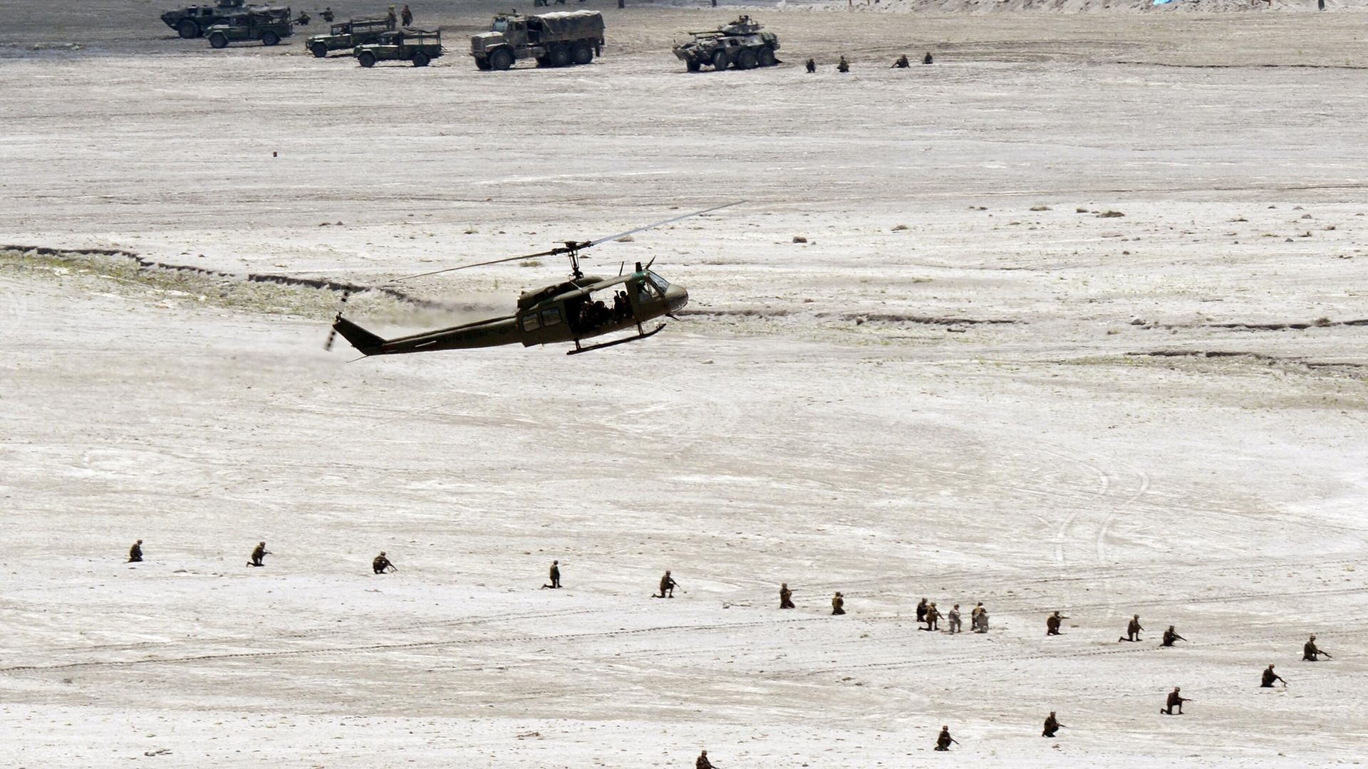 A Philippine Huey helicopter prepares to drop off troops while Philippine marines take positions in an assault simulation during the annual US-Philippine joint military exercise on May 15, 2014. A Philippine Huey helicopter prepares to drop off troops while Philippine marines take positions in an assault simulation during the annual US-Philippine joint military exercise on May 15, 2014. - Sputnik International, 1920, 22.04.2024