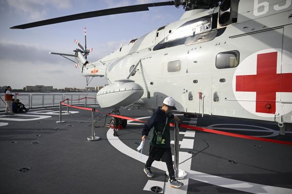 People visit the PLA Navy's Kekexilihu comprehensive supply ship during an open day to mark the Navy's 75th anniversary at a port in Qingdao, China's Shandong province. - Sputnik International