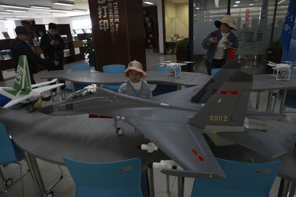 A child stands near a model of a Chinese aircraft fighter jet at the People's Liberation Army’s (PLA) naval submarine academy. - Sputnik International