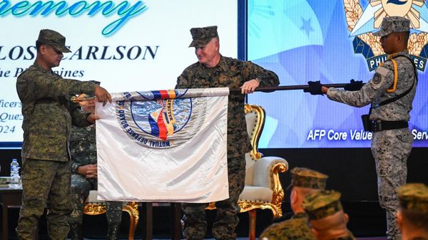 Philippines exercise director for Balikatan Major General Marvin Licudine (L) and US exercise director for Balikatan Lieutenant General William Jurney (R) unfurl the exercise flag during the opening ceremony of the 'Balikatan' joint military exercise at the military headquarters in Quezon City, suburban Manila on April 22, 2024. - Sputnik International