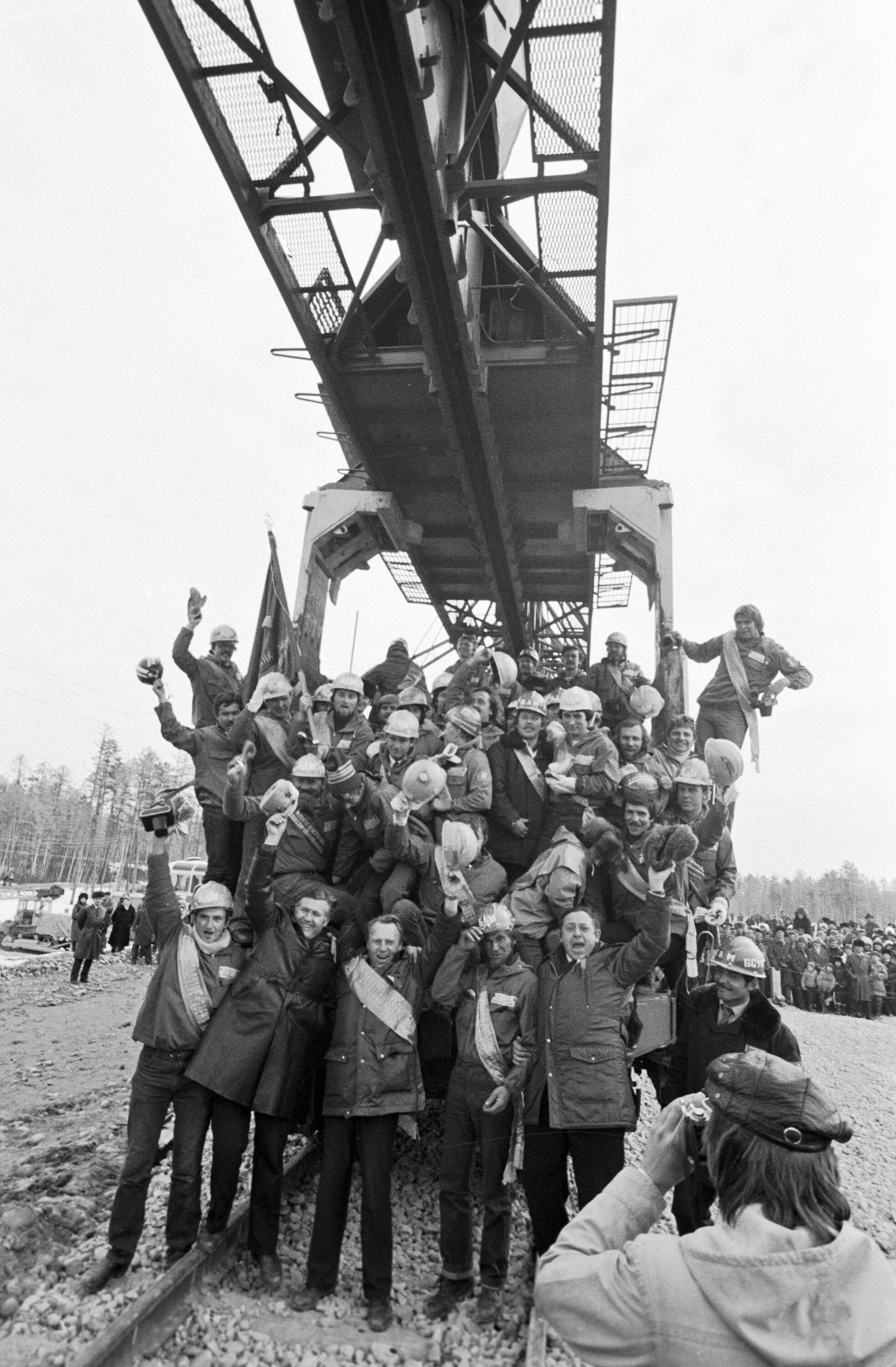 Builders of the Baikal-Amur Railroad celebrating the laying of the last section of track. - Sputnik International, 1920, 23.04.2024
