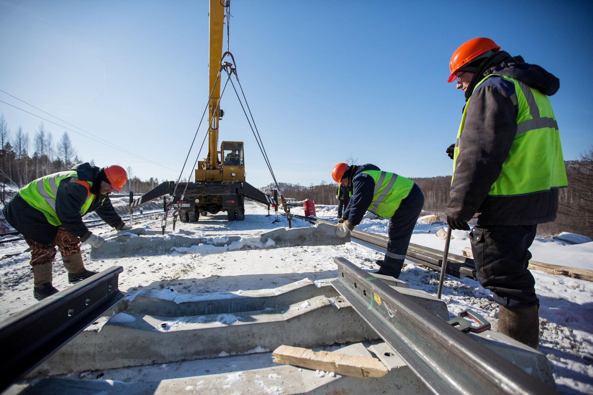 Workers build the Konstantin Mokhortov railway junction during the construction of BAM's new line in the Amur region in 2015. - Sputnik International, 1920, 23.04.2024