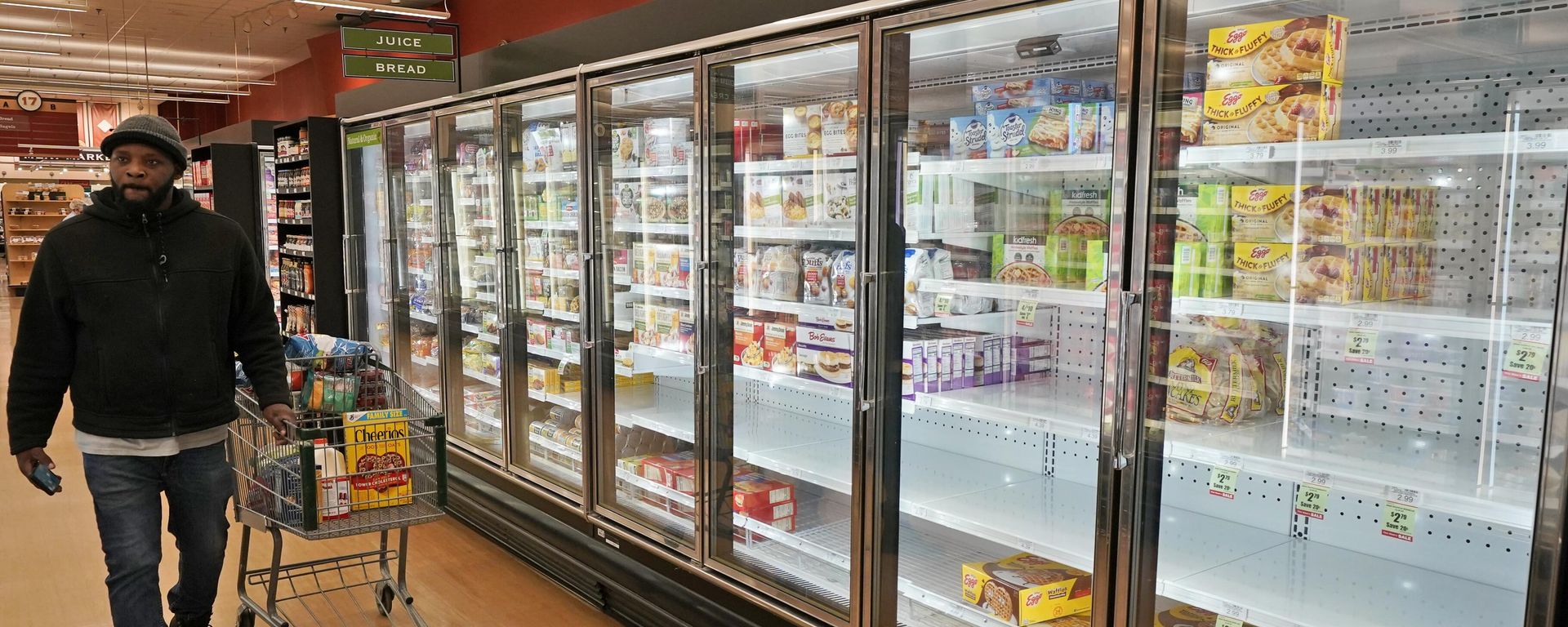 A customer walks past empty shelves at Heinen's Fine Foods store, Thursday, Jan. 13, 2022, in Pepper Pike, Ohio A customer walks past empty shelves at Heinen's Fine Foods store, Thursday, Jan. 13, 2022, in Pepper Pike, Ohio - Sputnik International, 1920, 04.10.2024