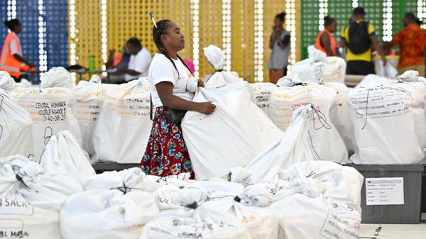 An electoral officers carries a bAn electoral officers carries a ballot box for verification at a vote counting centre in Honiara, capital city of the Solomon Islands, on April 18, 2024, a day after the general elections.allot box for verification at a vote counting centre in Honiara, capital city of the Solomon Islands, on April 18, 2024, a day after the general elections. - Sputnik International
