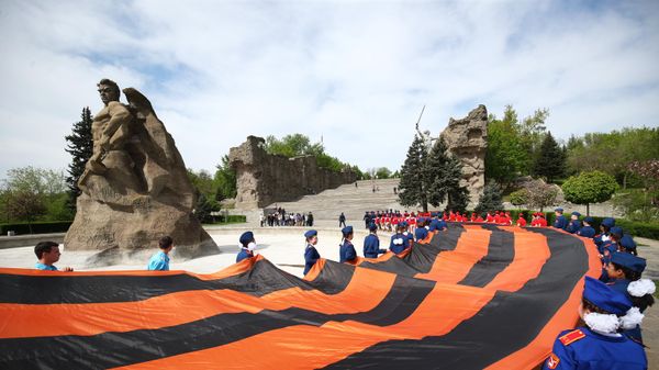 A massive georgian ribbon being carried at the Mamayev Kurgan in the city of Volgograd (former Stalingrad) - Sputnik International