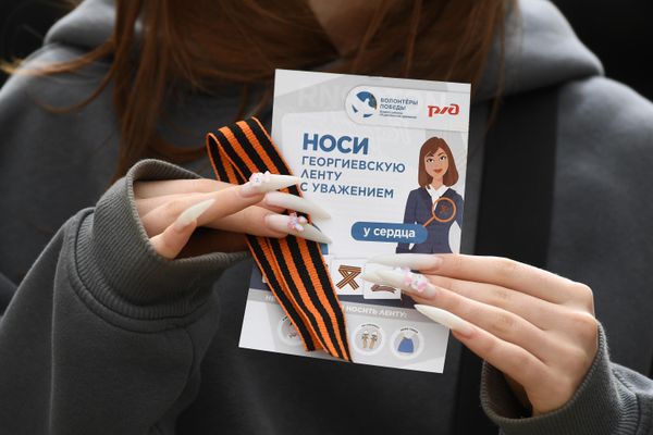 The St. George Ribbon campaign in Simferopol. The campaign, was first started by RIA Novosti journalists in 2005, and eventually turned into a popular tradition, uniting millions of people in Russia and abroad. - Sputnik International