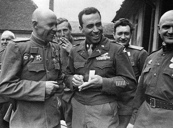 The Hero of the Soviet Union, Commander 28th Guards Cavalry Regiment of the 6th Guards Division, Captain Yakov Neumoev (left) exchanges autographs with the commander of the 333rd Regiment of the 13th Corps of the US Army, Lieutenant Colonel Lloyd Gomes (second to the right). - Sputnik International