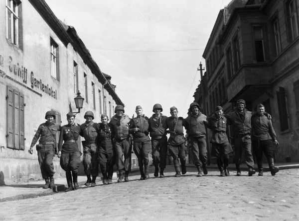 Soviet and American soldiers posing shoulder to shoulder for a celebratory picture, April 25, 1945 - Sputnik International