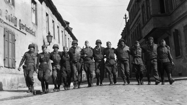 Soviet and American soldiers posing shoulder to shoulder for a celebratory picture, April 25, 1945 - Sputnik International