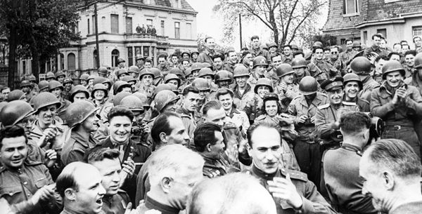 Soviet and US officers at a solemn meeting celebrating the link up of the Allied forces. - Sputnik International