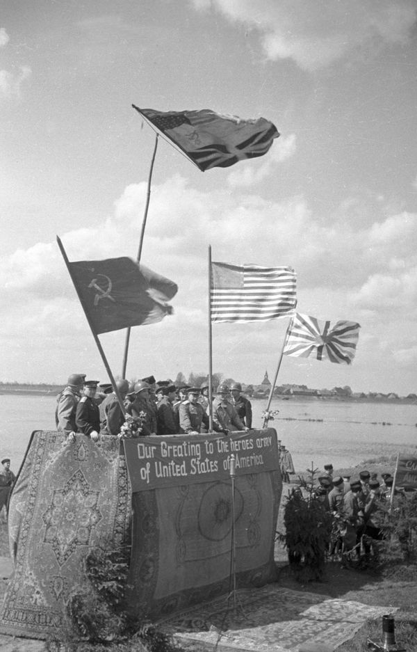 Lieutenant General Nikolai Oslikovsky, commander of the Guards Cavalry Corps, meets the troops 13th American Infantry and Tank Corps led by US General Gill, May 4, 1945. - Sputnik International