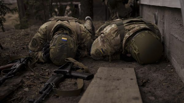 Ukrainian soldiers take cover from incoming artillery fire in Irpin, the outskirts of Kiev, Ukraine, March 13, 2022.  - Sputnik International
