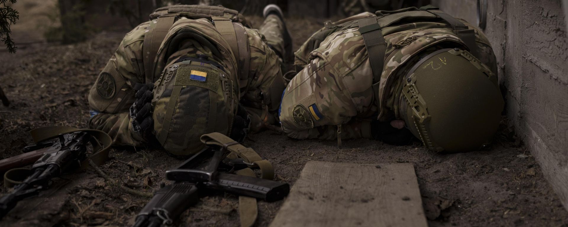 Ukrainian soldiers take cover from incoming artillery fire in Irpin, the outskirts of Kiev, Ukraine, March 13, 2022.  - Sputnik International, 1920, 25.04.2024