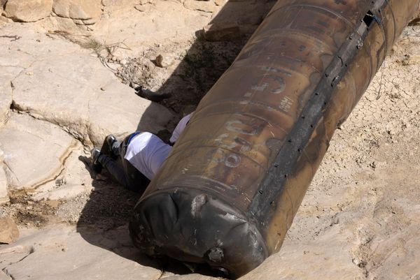 Israeli military specialists examine an Iranian missile. - Sputnik International
