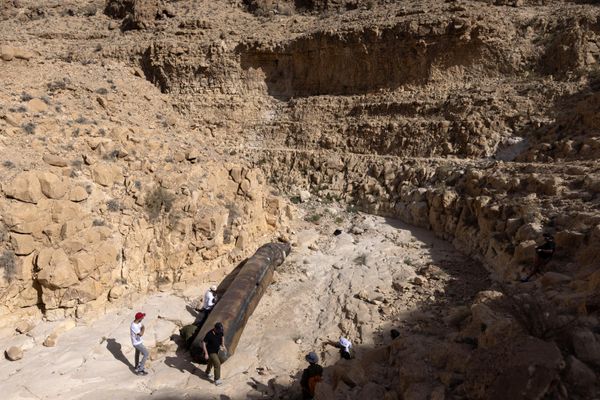 Israeli plain-clothed military personnel examine a part of a ballistic missile following Iran's April 13 attack. - Sputnik International