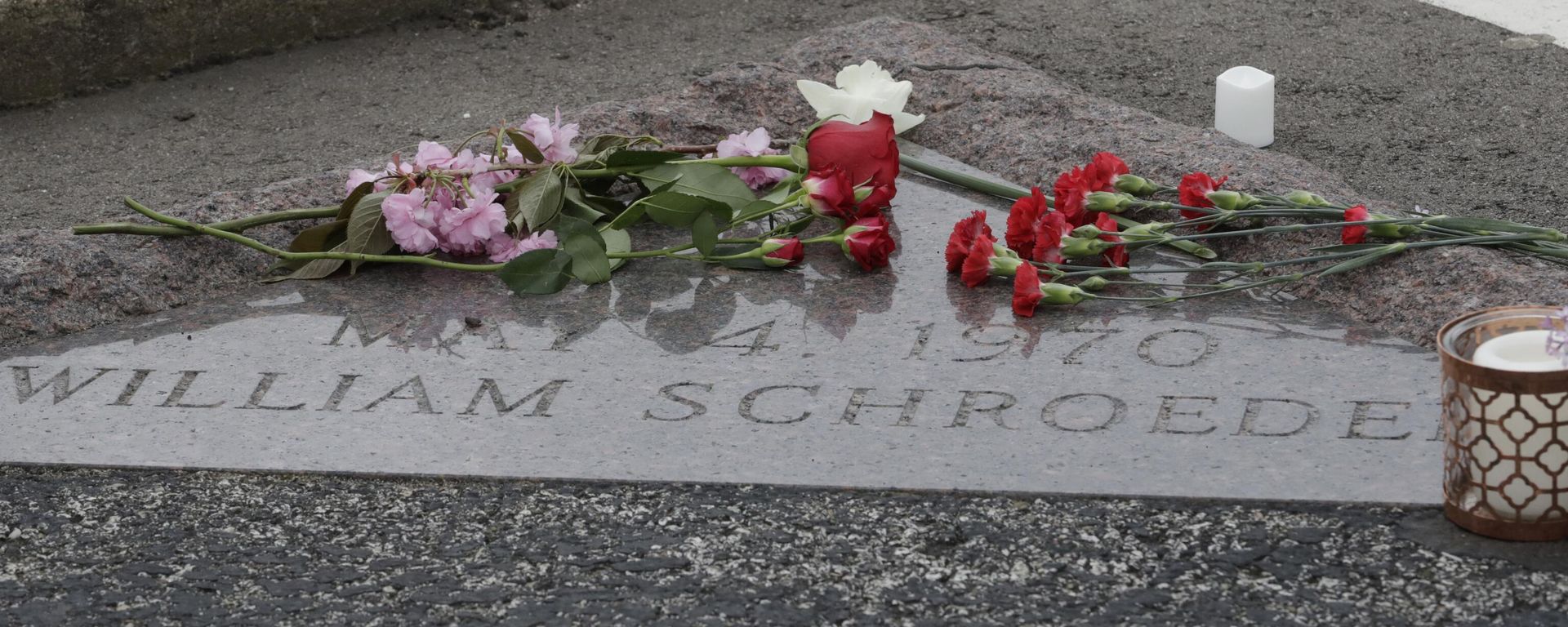 Flowers rest at the memorial site for William Schroeder Monday, May 4, 2020, in Kent, Ohio. The Ohio National Guard opened fire on unarmed college students during a war protest at Kent State University on May 4, 1970. Four students were killed, and nine others were injured. Not all of those hurt or killed were involved in the demonstration, which opposed the U.S. bombing of neutral Cambodia during the Vietnam War. (AP Photo/Tony Dejak) - Sputnik International, 1920, 26.04.2024
