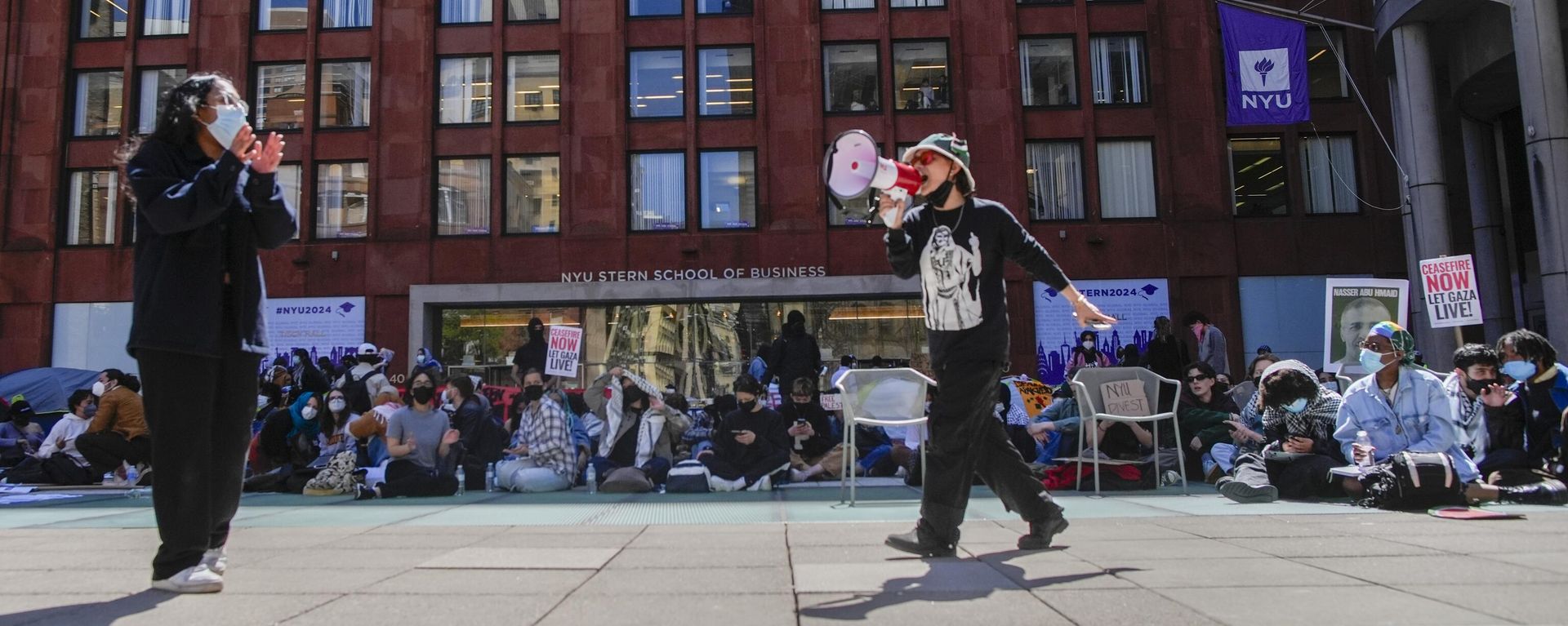New York University students and pro-Palestinian supporters rally outside the NYU Stern School of Business building, Monday, April 22, 2024, in New York. U.S. colleges and universities are preparing for end-of-year commencement ceremonies with a unique challenge: providing safety for graduates while honoring the free speech rights of students involved in protests over the Israel-Hamas war. (AP Photo/Mary Altaffer) - Sputnik International, 1920, 27.04.2024