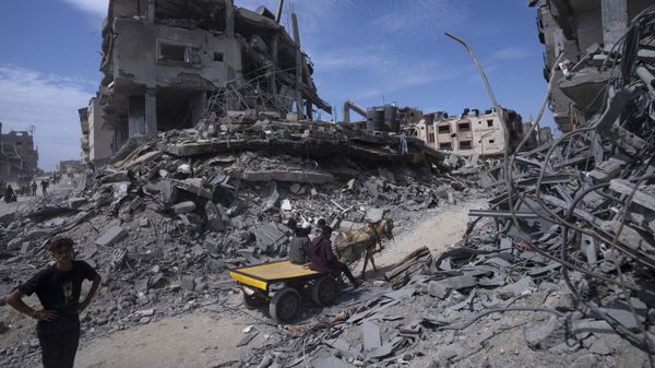 Palestinians find their home city unrecognizable in Khan Younis, southern Gaza Strip, April 8, 2024, as they filtered in to salvage what they could from the vast destruction left by Israeli troops who withdrew from Khan Younis a day earlier after months of fighting and bombardment - Sputnik International