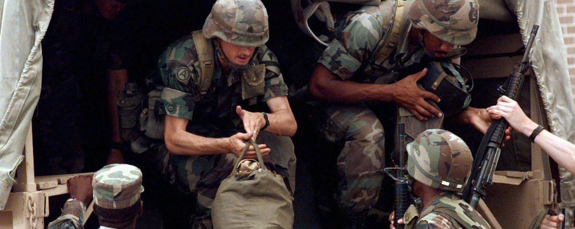 Members of the 1st Cavalry Division's 3rd Brigade prepare to depart Fort Hood, Texas, Wednesday afternoon, Sept. 18, 1996 - Sputnik International, 1920, 27.04.2024