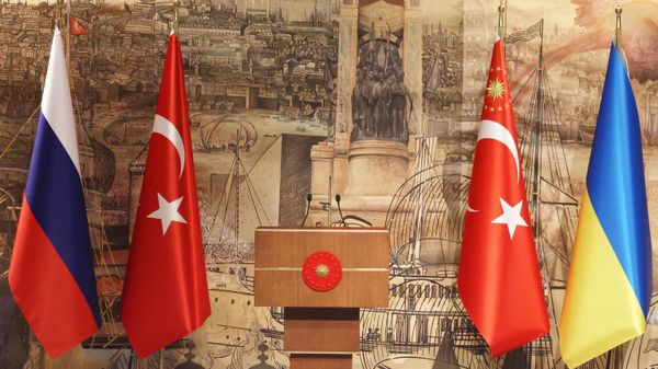 Russian, Turkish and Ukrainian flags are seen ahead of the Russian-Ukrainian talks at the Dolmabahce Palace in Istanbul - Sputnik International