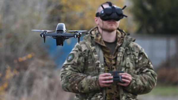 A Russian serviceman is trained to operate an FPV drone. File photo - Sputnik International