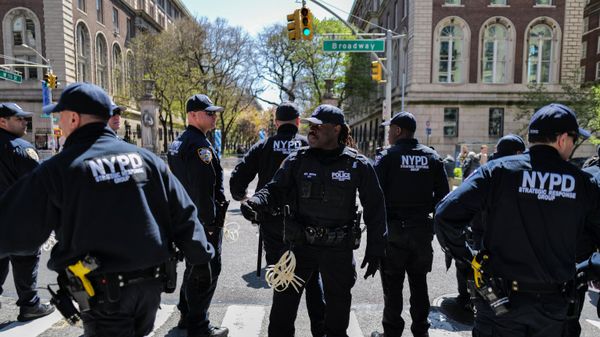 Police officers stand in front of the entrance of Columbia University which is occupied by pro-Palestine protesters in New York on April 22, 2024. - Sputnik International