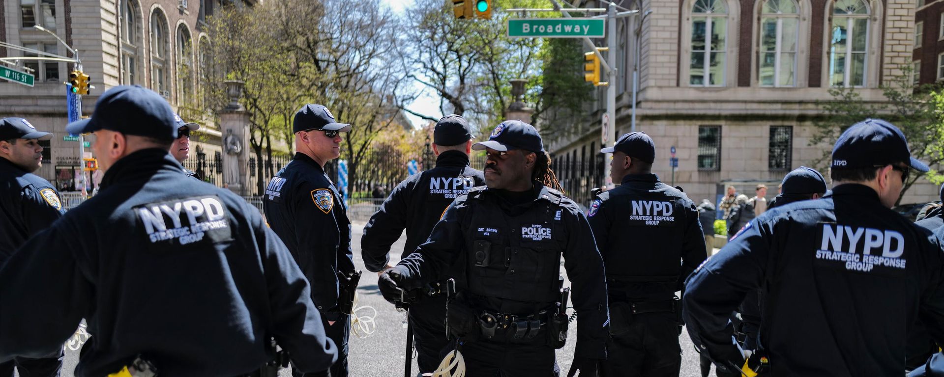 Police officers stand in front of the entrance of Columbia University which is occupied by pro-Palestine protesters in New York on April 22, 2024. - Sputnik International, 1920, 27.04.2024