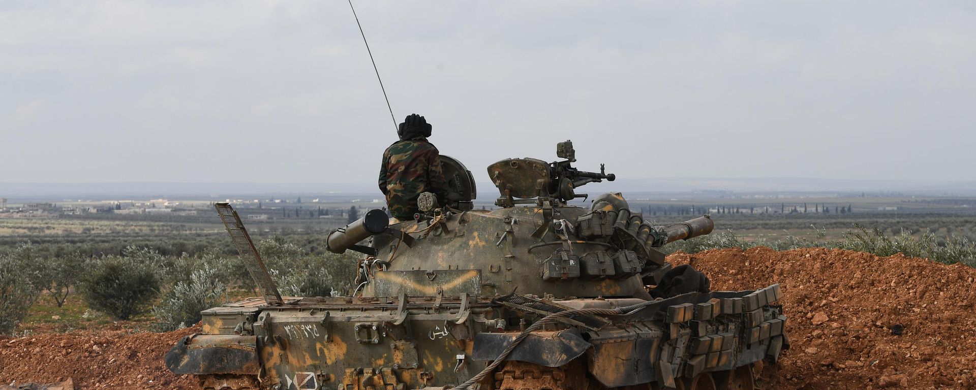 A soldier of the Syrian army guards atop a military tank in a forward position, outside Aleppo, Syria. A soldier of the Syrian army guards atop a military tank in a forward position, outside Aleppo, Syria. - Sputnik International, 1920, 09.12.2024