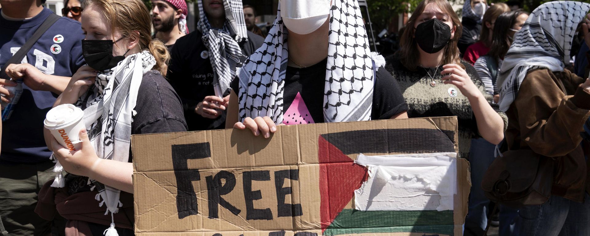 George Washington University students protest on the street after police close the student plaza during a pro-Palestinian protest against US military support for Israel's operation in Gaza on Friday, April 26, 2024, in Washington - Sputnik International, 1920, 07.05.2024
