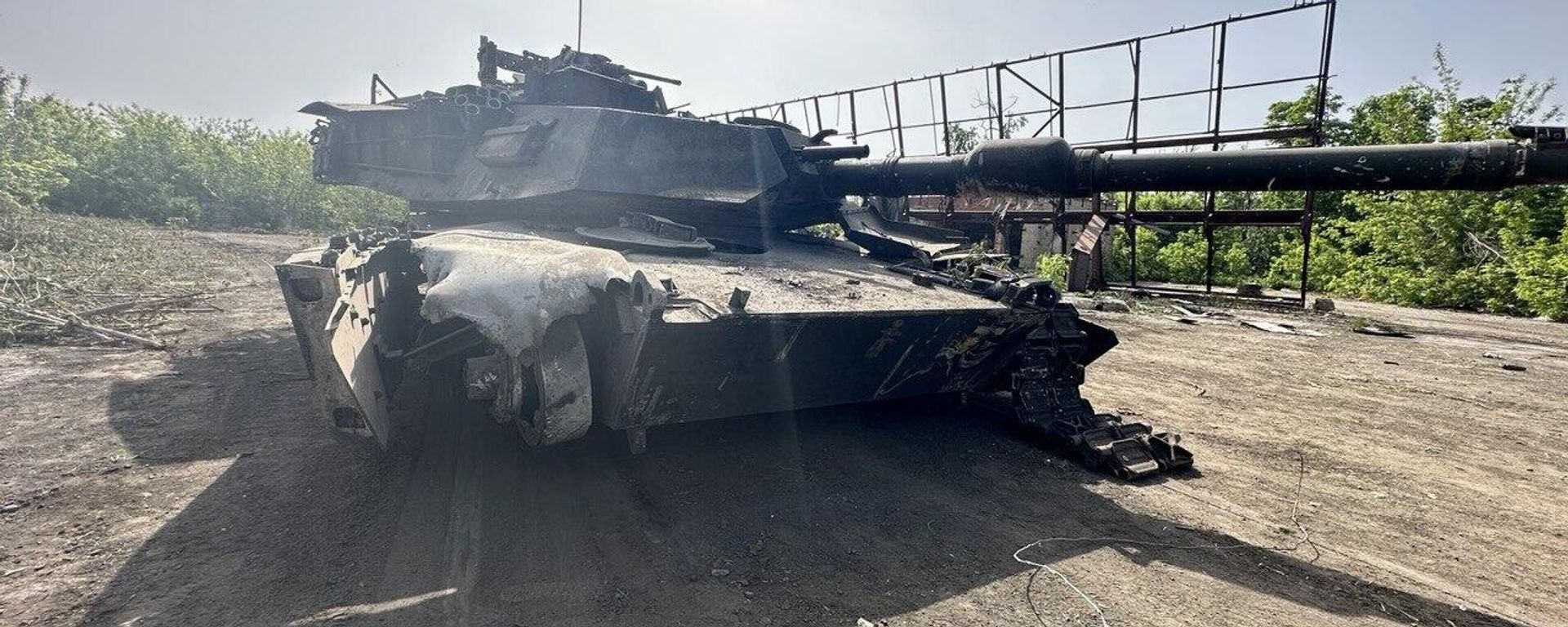 An American Abrams M1 tank destroyed in the special military operation zone An American Abrams M1 tank destroyed in the special military operation zone - Sputnik International, 1920, 17.12.2024