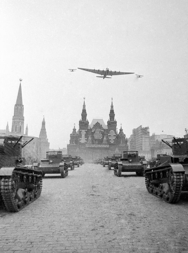 Legendary Soviet “Maxim Gorky” aircraft during a May Day parade on Moscow's Red Square, flanked on both sides by Tupolev I-4 fighter aircraft. - Sputnik International