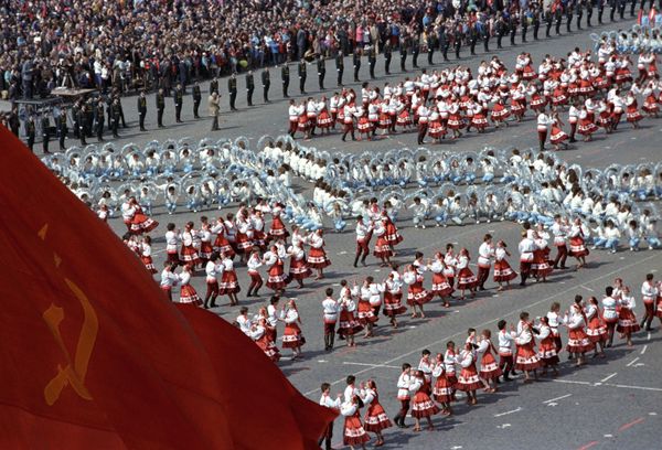 Amateur talent groups perform on Red Square on International Day of Workers' Solidarity. - Sputnik International