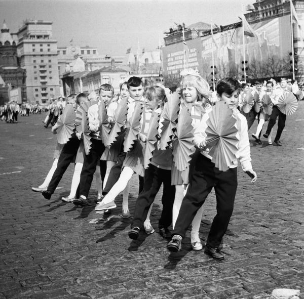 Young pioneers from Moscow's schools perform during celebrations of the International Day of Workers’ Solidarity on Red Square. - Sputnik International