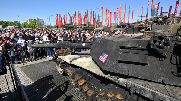 Visitors get a closer look at a trophy M1 Abrams main battle tank captured by Russian forces at Victory Park in Moscow. The tank is one of over 30 pieces of military equipment from a dozen mostly NATO countries put on display. - Sputnik International
