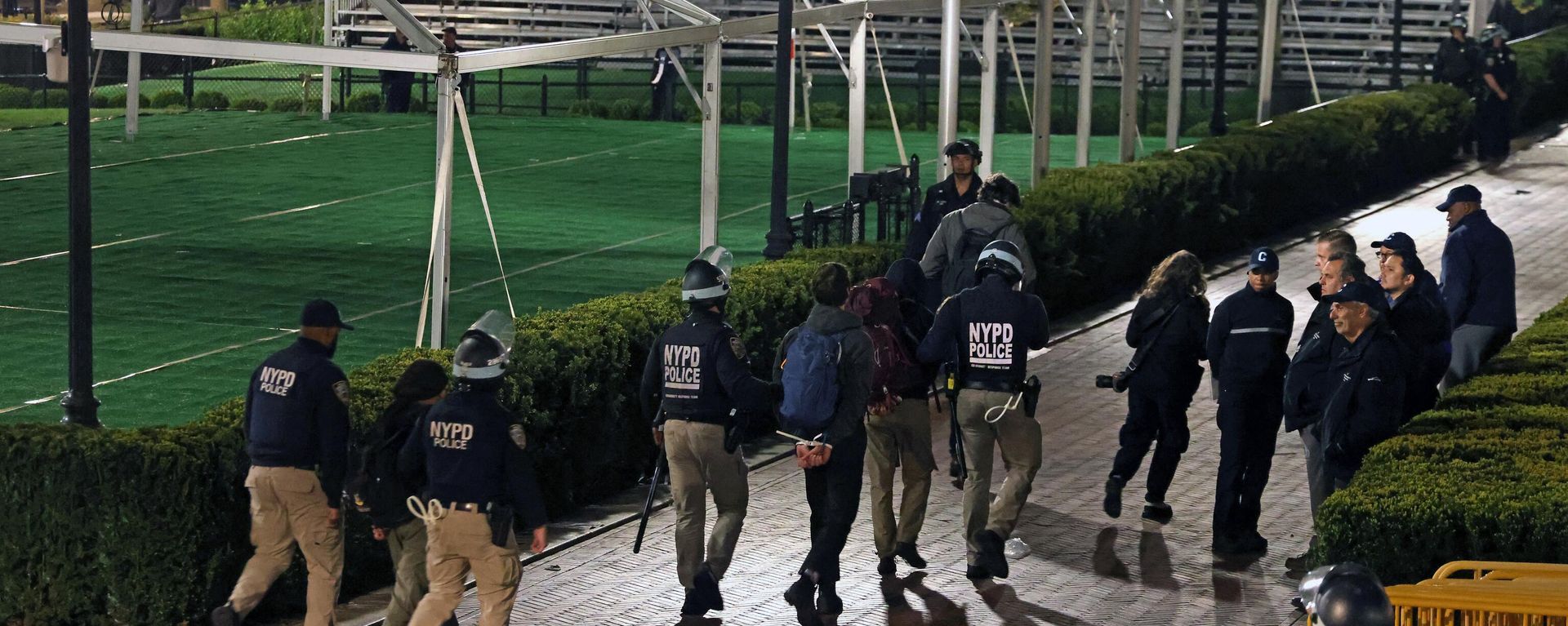 NYPD officers in riot gear arrest pro-Palestinian students protestors as they evict a building that had been barricaded by pro-Palestinian student protesters at Columbia University's encampment in New York City on April 30, 2024. Dozens of helmeted police flooded Columbia University's campus in the heart of New York City on April 30, 2024 to evict a building occupied by pro-Palestinian student protesters and detain demonstrators. Police climbed into Hamilton Hall via a second floor window they reached from a laddered truck, before leading handcuffed students out of the building into police vans. - Sputnik International, 1920, 01.05.2024