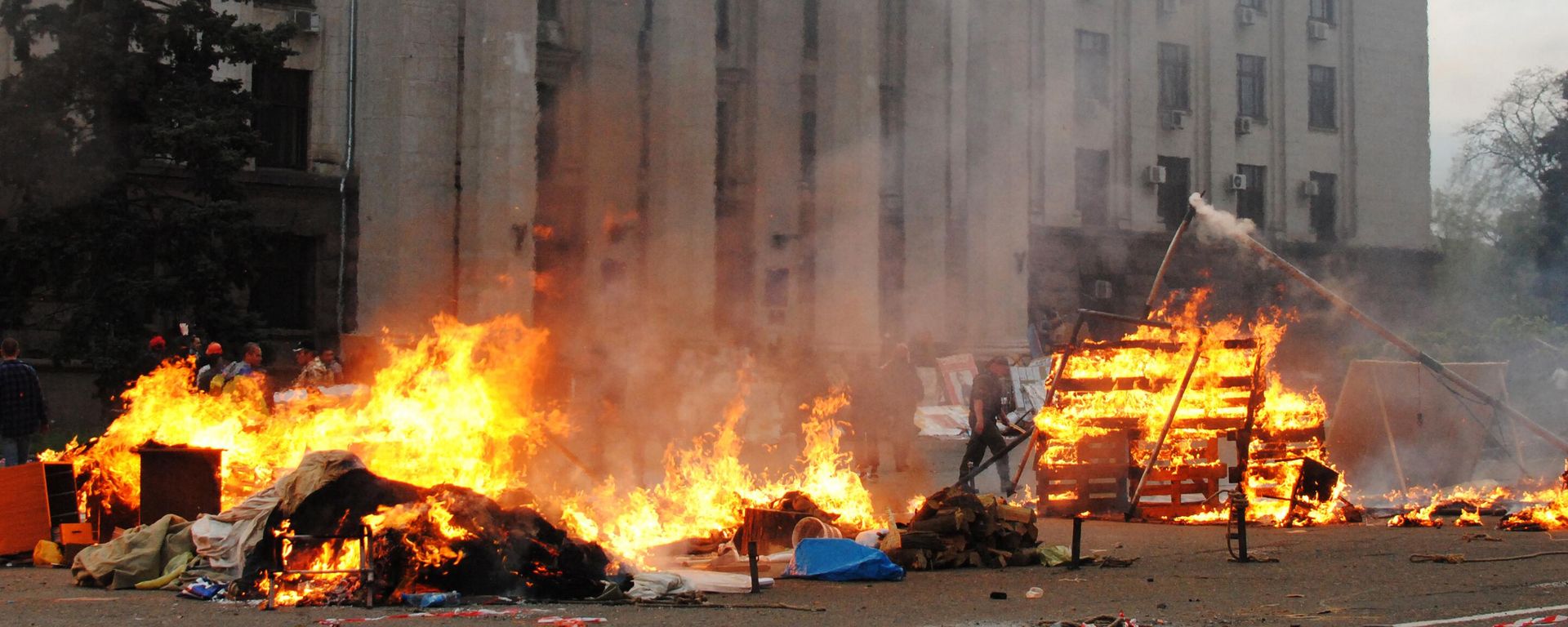 Burning tents of Odessa’s Anti-Maidan activists set up on the Kulikovo Field outside the Trade Unions Building - Sputnik International, 1920, 02.05.2026