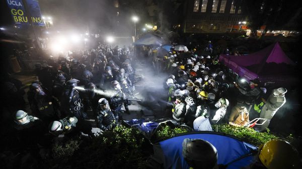 Cops face-off with pro-Palestinian students after destroying part of the encampment barricade on the campus of the University of California, Los Angeles (UCLA) in Los Angeles, California, early on May 2, 2024. - Sputnik International