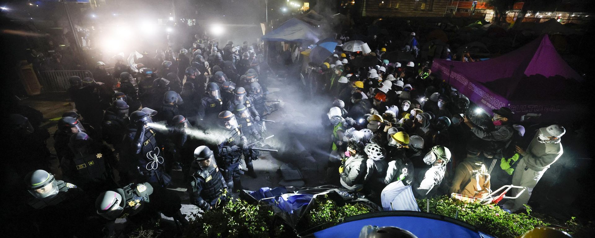 Cops face-off with pro-Palestinian students after destroying part of the encampment barricade on the campus of the University of California, Los Angeles (UCLA) in Los Angeles, California, early on May 2, 2024. Cops face-off with pro-Palestinian students after destroying part of the encampment barricade on the campus of the University of California, Los Angeles (UCLA) in Los Angeles, California, early on May 2, 2024. - Sputnik International, 1920, 02.05.2024
