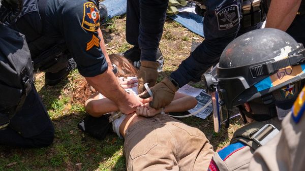 A pro-Palestinian protestor is arrested by Texas State troopers and university police - Sputnik International