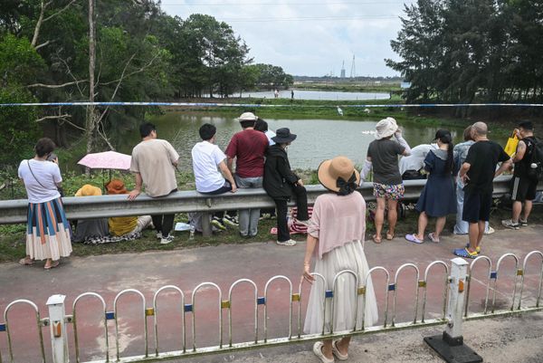 Locals gather on a road to watch the historic space launch.  - Sputnik International